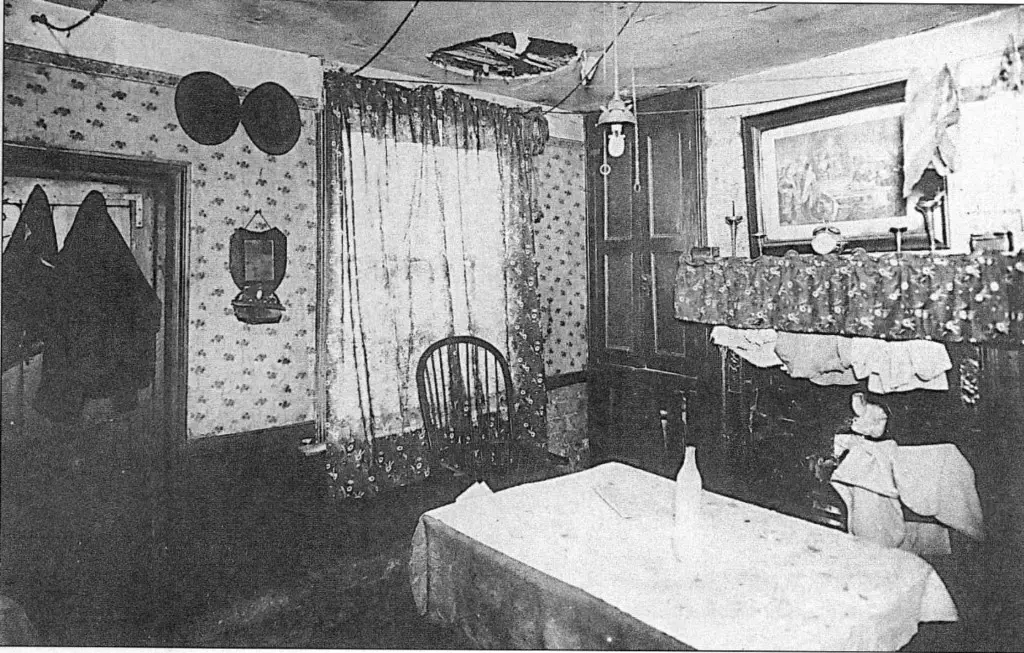 Image1_A_room_in_Gee_St_Newtown_1920.jpg