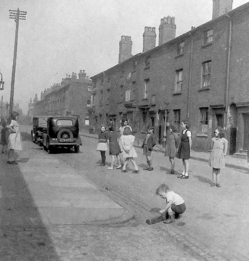 Image1_Kids_playing_in_a_street_in_Hockley_1943.jpg