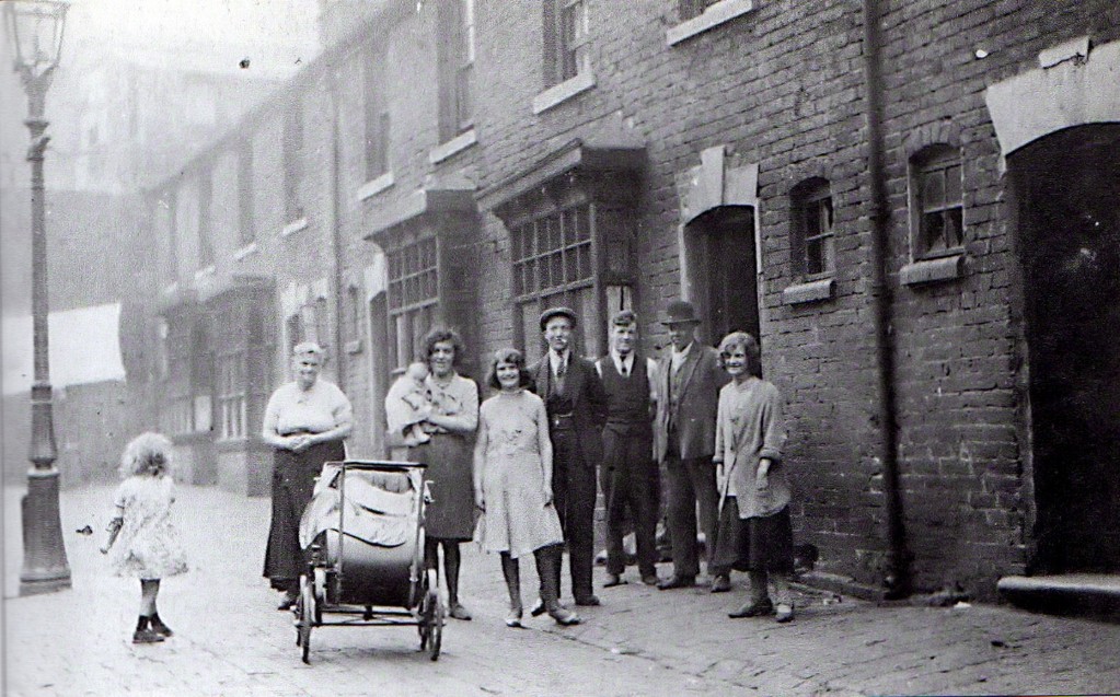 Image2_A_family_in_Newtown_1935.jpg