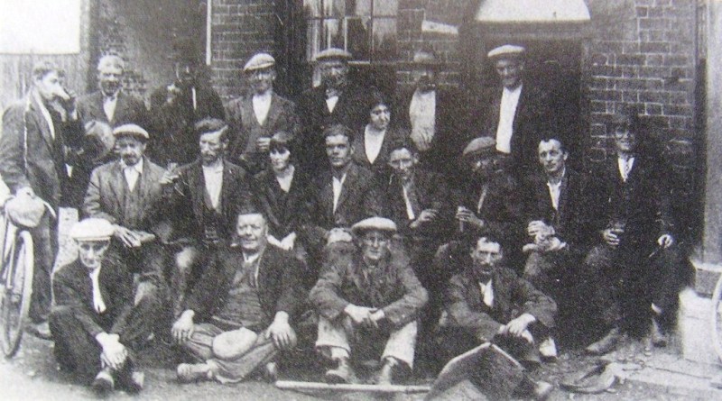 Farm_Hands_at_Hare___Hounds_Holly_LaneKingstanding1919.JPG