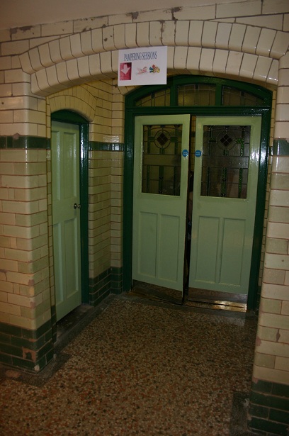 main_doors_into_the_swimming_baths_.jpg